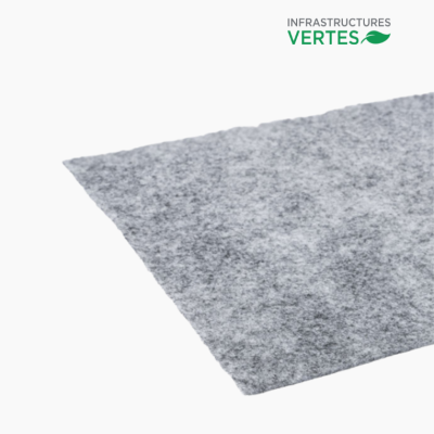 Membrane géotextile Soleno TX70 photographiée sur fond blanc, gros plan sur la texture non tissée